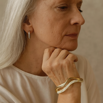 Elegante Pulsera Dorada con Ópalo Blanco