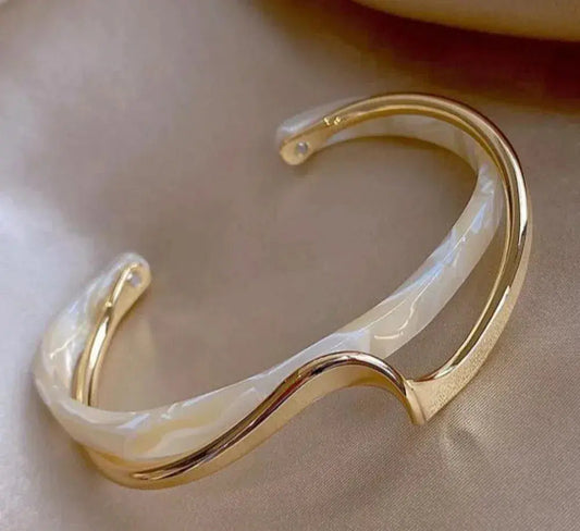 Elegante Pulsera Dorada con Ópalo Blanco