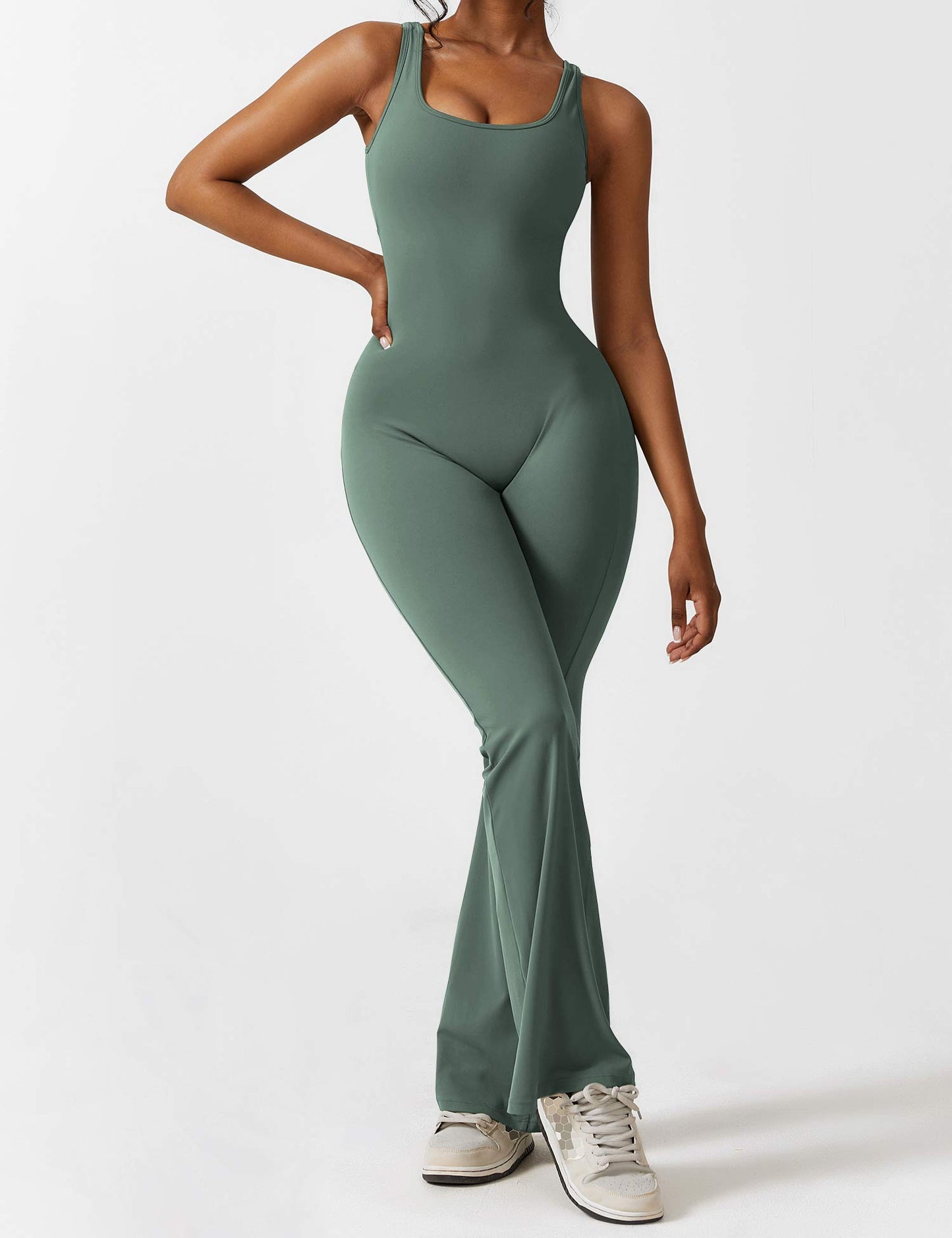 Yeoreo Lizvette Flared Jumpsuit mit V-Rücken