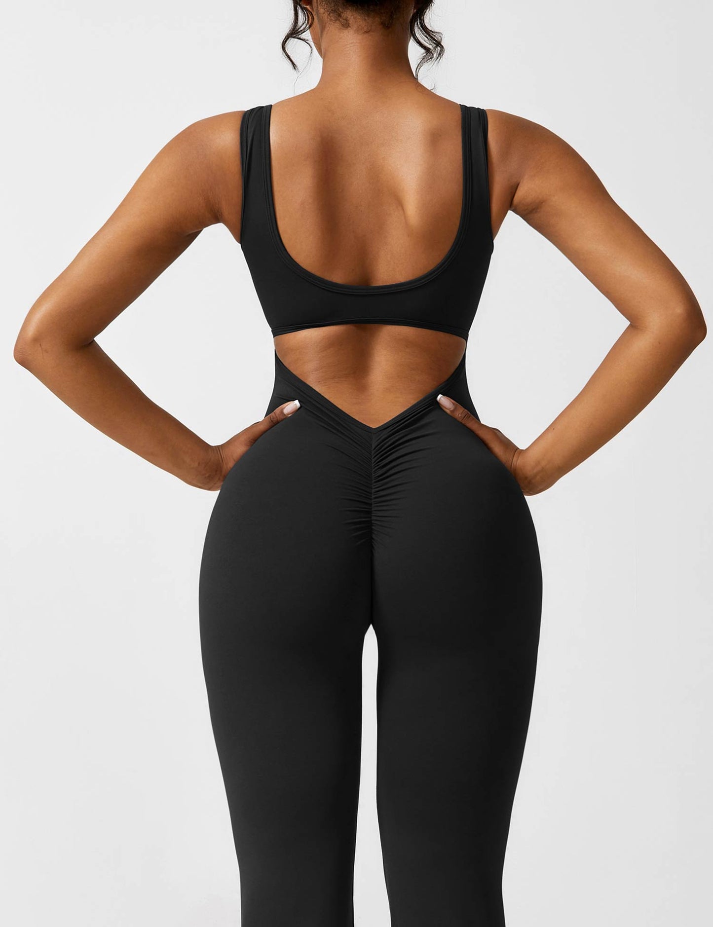 Yeoreo Lizvette Flared Jumpsuit mit V-Rücken