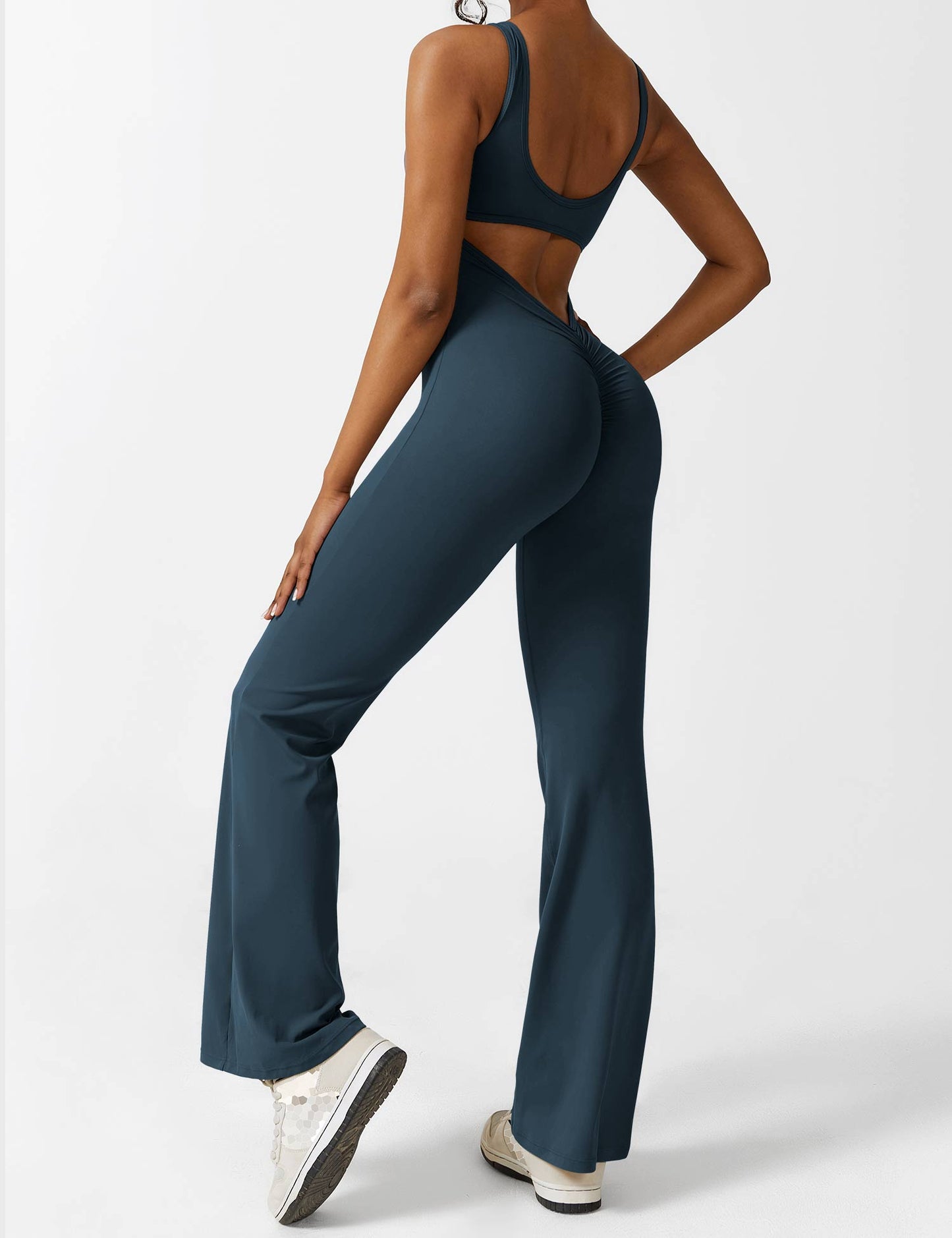 Yeoreo Lizvette Flared Jumpsuit mit V-Rücken