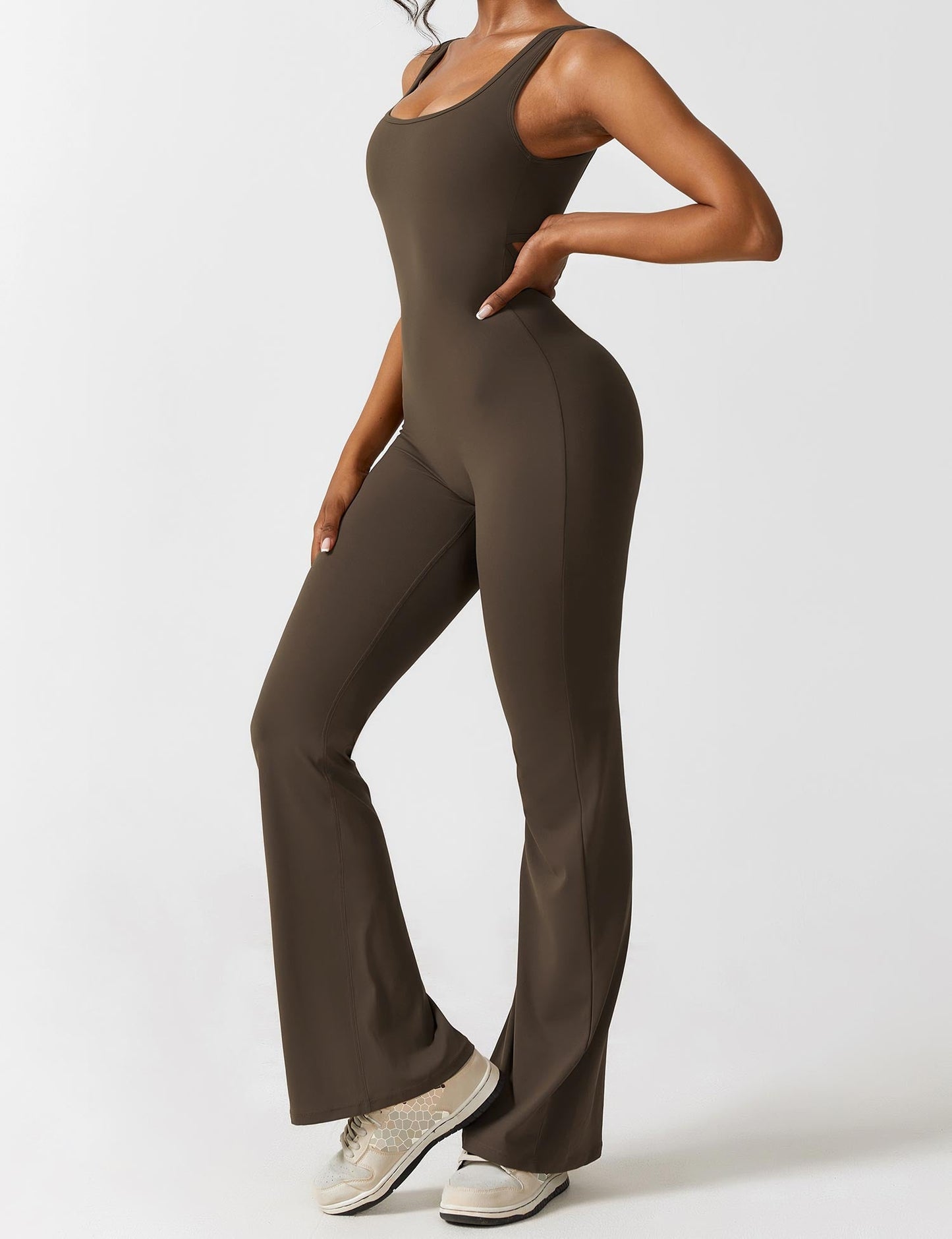 Yeoreo Lizvette Flared Jumpsuit mit V-Rücken