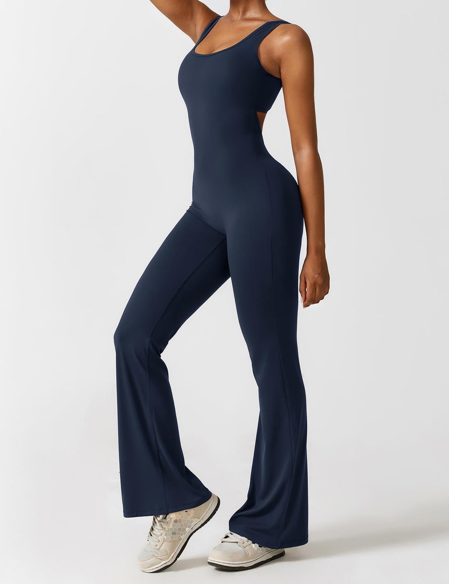 Yeoreo Lizvette Flared Jumpsuit mit V-Rücken