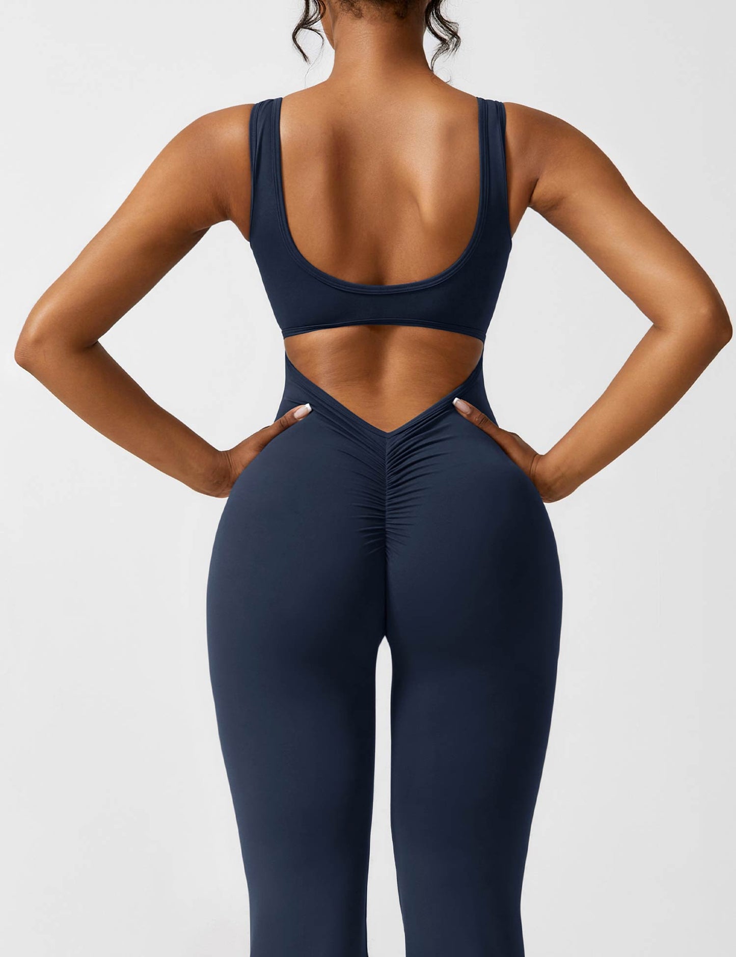 Yeoreo Lizvette Flared Jumpsuit mit V-Rücken
