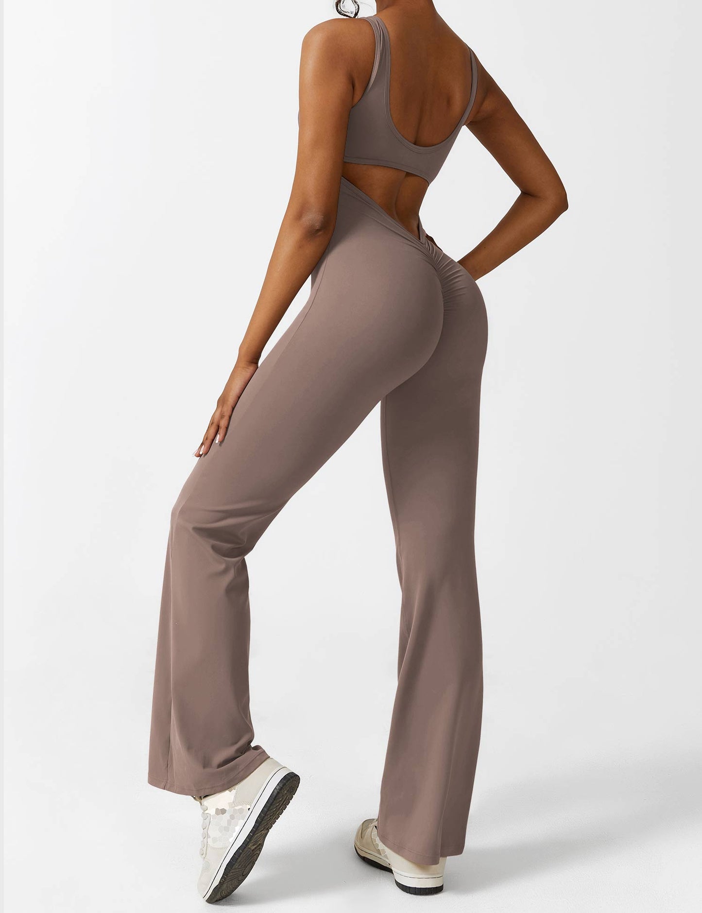 Yeoreo Lizvette Flared Jumpsuit mit V-Rücken