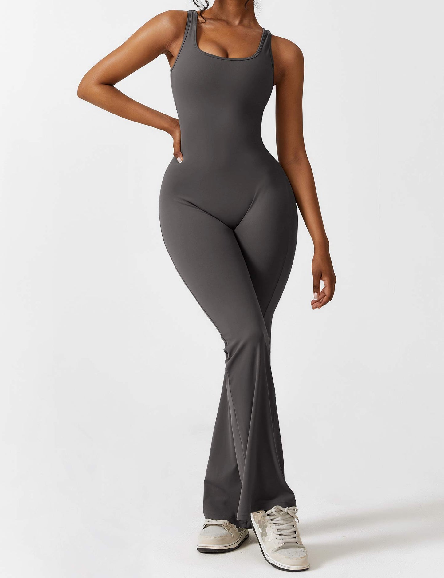 Yeoreo Lizvette Flared Jumpsuit mit V-Rücken