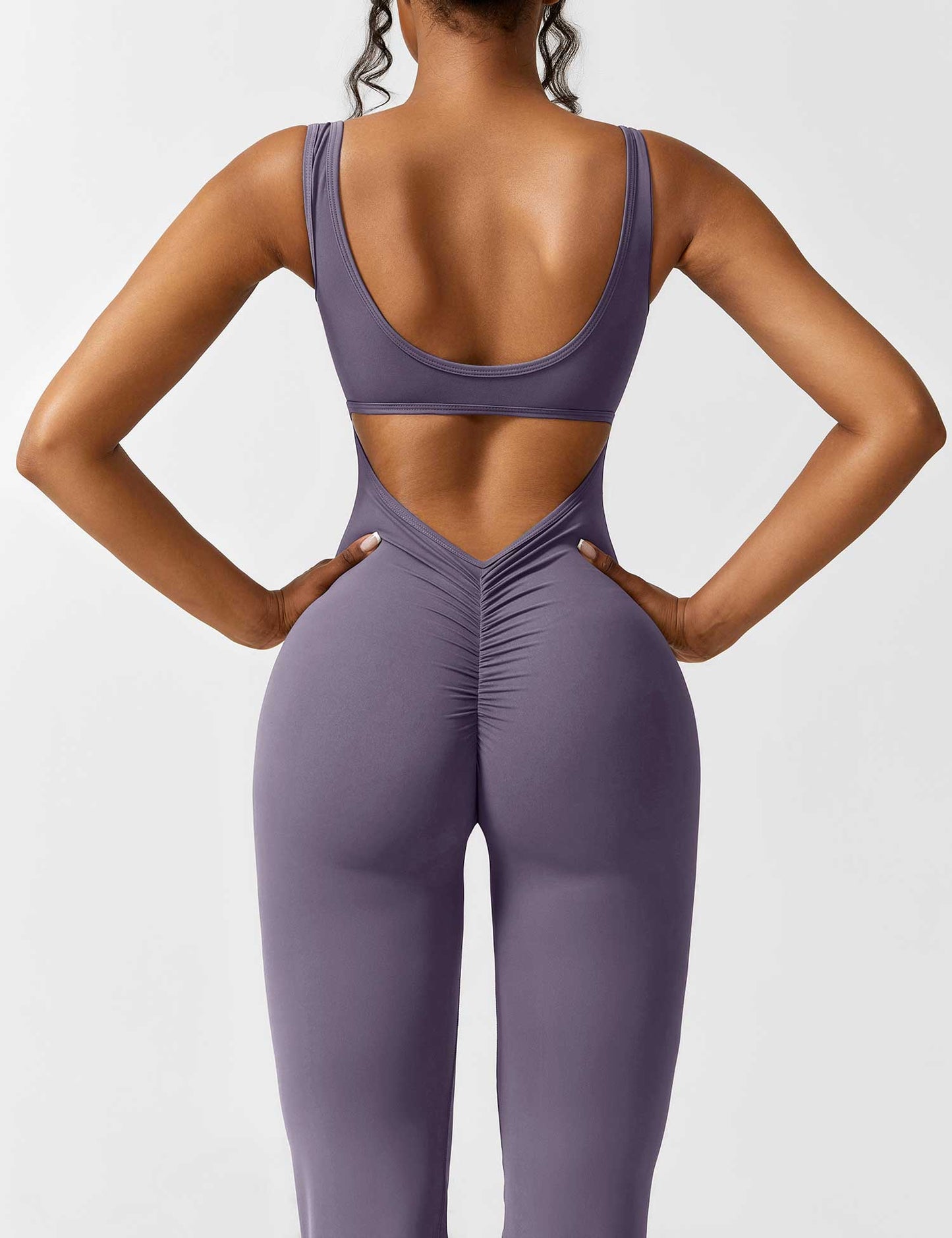 Yeoreo Lizvette Flared Jumpsuit mit V-Rücken
