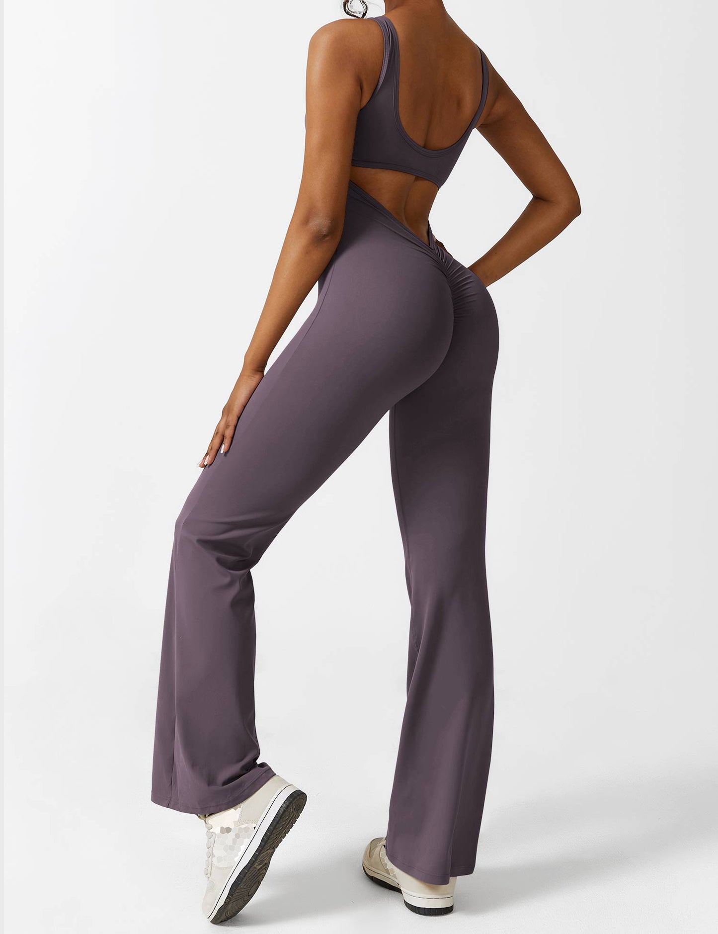 Yeoreo Lizvette Flared Jumpsuit mit V-Rücken